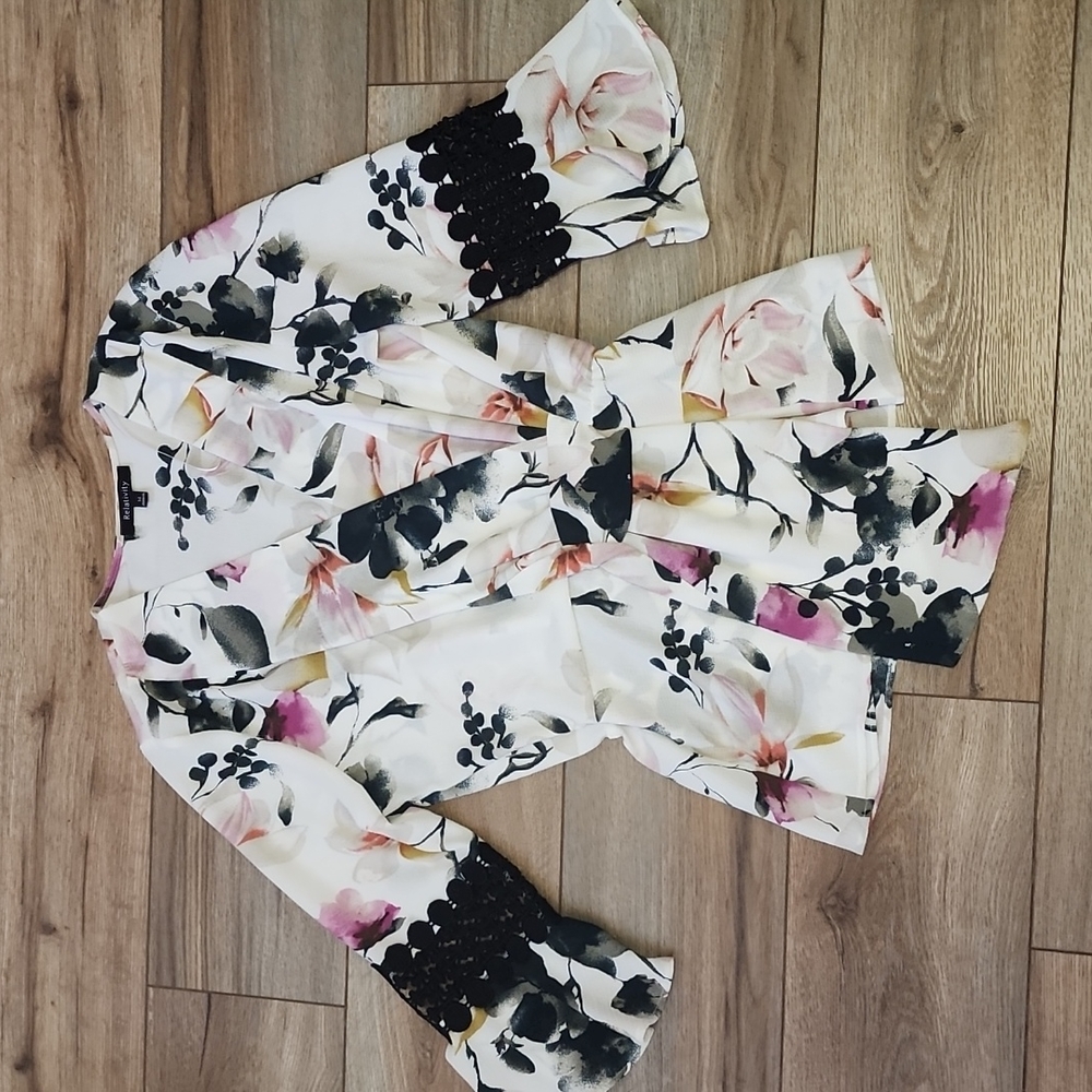 Relativity Blouse Woman sz M White Floral Fluttery Sleeve Faux Wrap